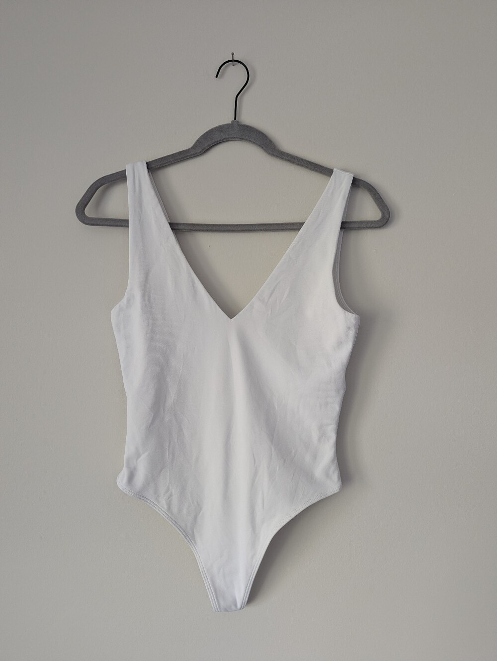 Aritzia Babaton Contour V-Neck Bodysuit Thong Cut - Picture 2 of 9